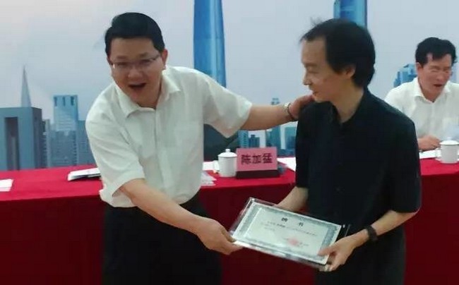陳加猛區(qū)長(zhǎng)為瀚華總建筑師、XAA建筑設(shè)計(jì)事務(wù)所主持建筑師冼劍雄先生頒發(fā)聘書(shū).jpg